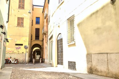 Dar bir sokakta açık bir yaz gününde