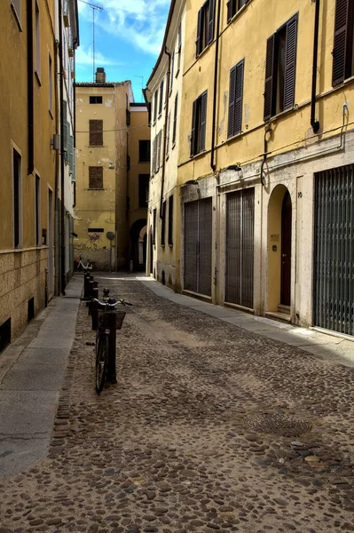 Bicicleta Apoiada Poste Uma Rua Com Lojas Fechadas — Fotografia de Stock