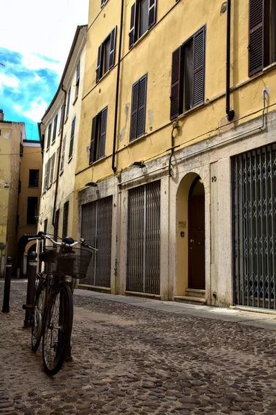 Bicicleta Apoiada Poste Uma Rua Com Lojas Fechadas — Fotografia de Stock