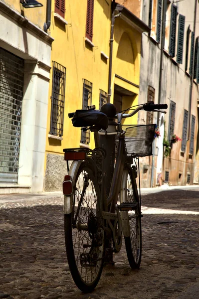 Велосипед Опирается Столб Улице Закрытыми Магазинами — стоковое фото