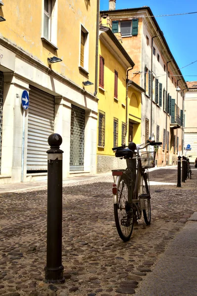 Велосипед Опирается Столб Улице Закрытыми Магазинами — стоковое фото
