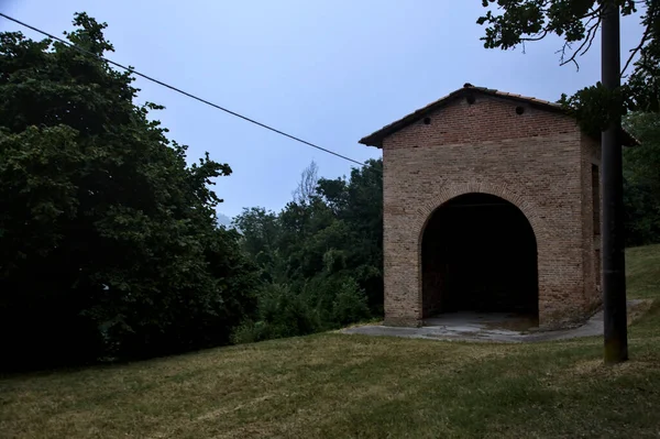 Brick Barn Hill Misty Day — Stock Photo, Image