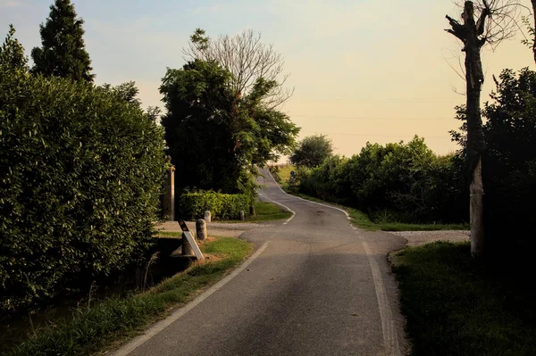 Estrada Que Leva Uma Pequena Aldeia Campo Italiano Pôr Sol — Fotografia de Stock