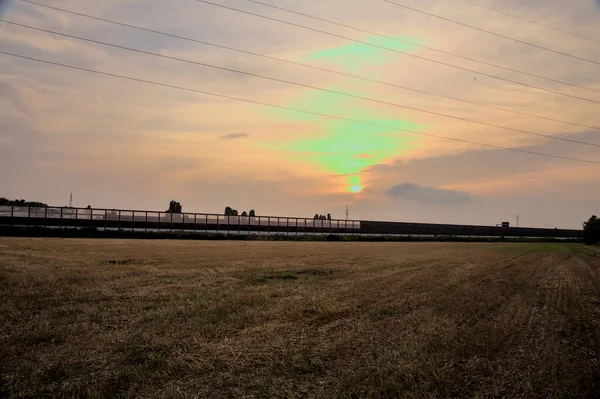 Завершене Поле Заміським Будинком Відстані Заході Сонця — стокове фото