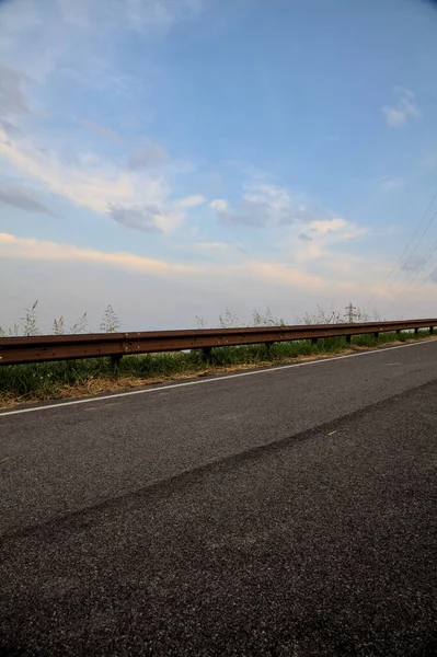 Caminho Bicicleta Campo Com Céu Nublado Pôr Sol Verão — Fotografia de Stock