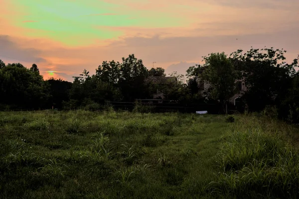 Casa Campagna Abbandonata Circondata Alberi Tramonto Estate — Foto Stock