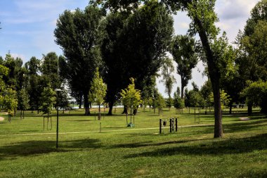 Yazın parkta bir nehrin yanında açık alan