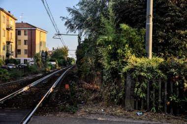Tren yolu gün batımında bir yerleşim alanından geçiyor.
