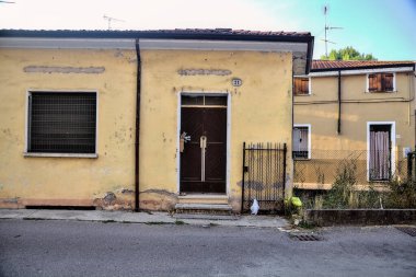 Gün batımında yolun kenarında bir ev.