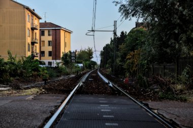 Tren yolu gün batımında bir yerleşim alanından geçiyor.