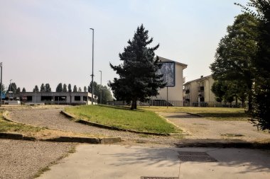 İtalyan kasabasının dış mahallelerinde ağaçlarla dolu bir yol.