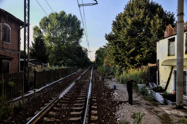 Tren Yolu Gün Batımında Bir Yerleşim Alanından Geçiyor — Stok fotoğraf