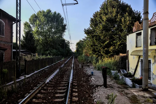 Tren Yolu Gün Batımında Bir Yerleşim Alanından Geçiyor — Stok fotoğraf