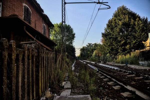 Ferrocarril Que Pasa Por Una Zona Residencial Atardecer —  Fotos de Stock