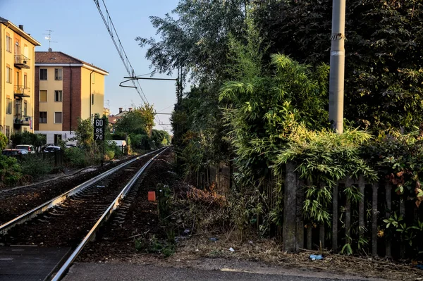 Tren Yolu Gün Batımında Bir Yerleşim Alanından Geçiyor — Stok fotoğraf