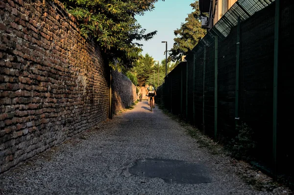 Pasaje Junto Una Pared Ladrillo Una Valla Parque Atardecer — Foto de Stock