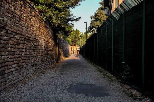 Gün Batımında Bir Parktaki Duvarın Çitin Yanındaki Koridorda — Stok fotoğraf