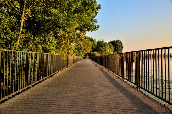 Pasaje Lago Con Gente Paseando Que Conduce Bosque Atardecer — Foto de Stock