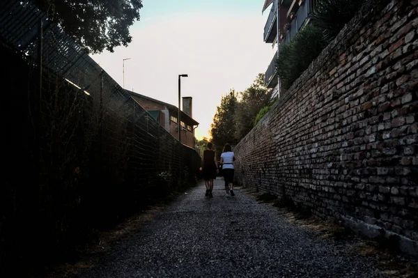 Lopers Een Doorgang Bij Zonsondergang — Stockfoto