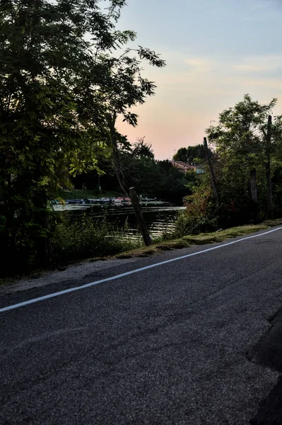 Strada Lungo Riva Una Insenatura Tramonto — Foto Stock