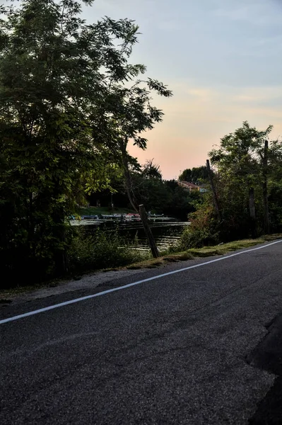 Straße Ufer Einer Bucht Bei Sonnenuntergang — Stockfoto