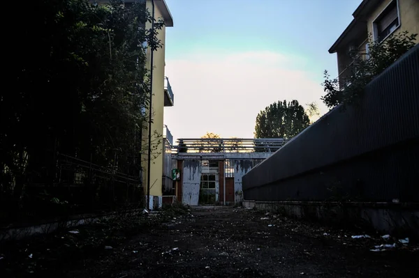 被遗弃的工厂 日落时进入工厂前面的道路 — 图库照片