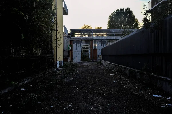 Εγκαταλελειμμένο Εργοστάσιο Και Πρόσβαση Στο Δρόμο Μπροστά Του Ηλιοβασίλεμα — Φωτογραφία Αρχείου