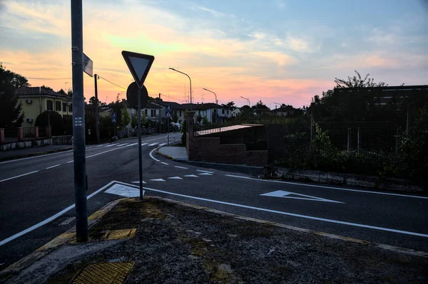 Überquerung Einem Wohngebiet Bei Sonnenuntergang — Stockfoto