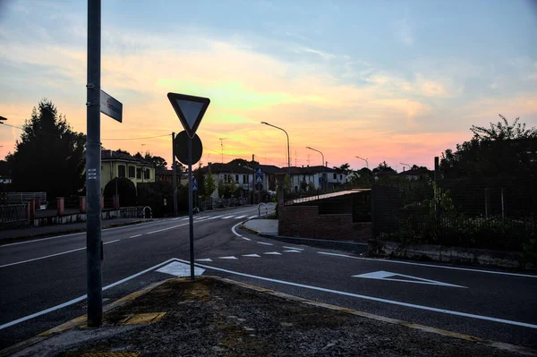 Überquerung Einem Wohngebiet Bei Sonnenuntergang — Stockfoto