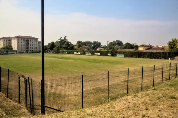 Leerer Fußballplatz Einem Sonnigen Tag Mit Weit Entfernten Wolken — Stockfoto