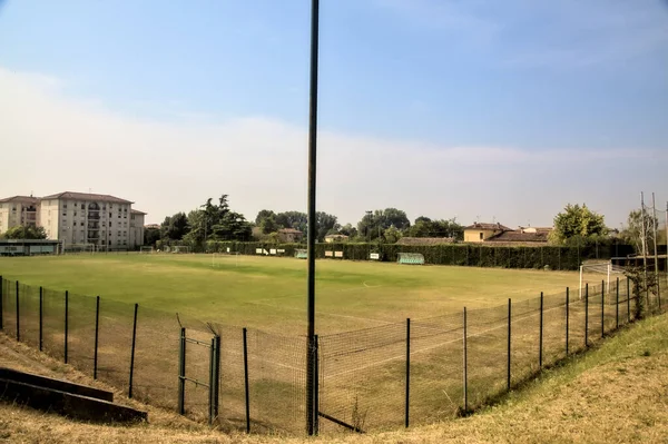 Empyt Voetbalveld Een Zonnige Dag Met Verre Wolken — Stockfoto