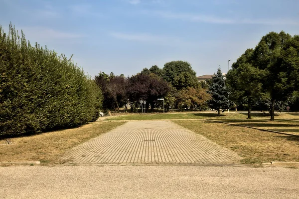 İtalyan kasabasının dış mahallelerinde ağaçlarla dolu bir yol.