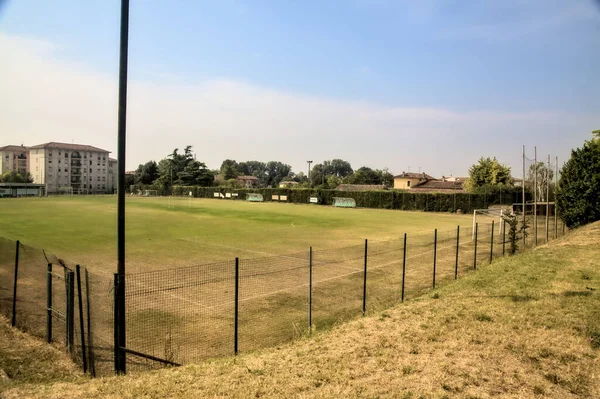 Empyt Voetbalveld Een Zonnige Dag Met Verre Wolken — Stockfoto