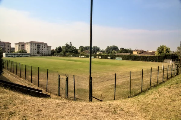 Leerer Fußballplatz Einem Sonnigen Tag Mit Weit Entfernten Wolken — Stockfoto