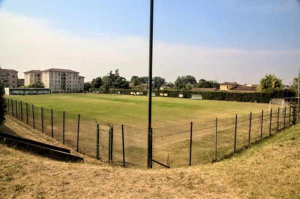 Empyt Campo Fútbol Día Soleado Con Nubes Distantes — Foto de Stock