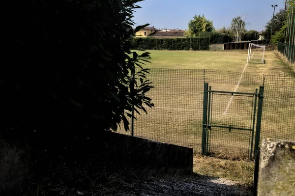 Empyt Campo Fútbol Día Soleado Con Nubes Distantes —  Fotos de Stock