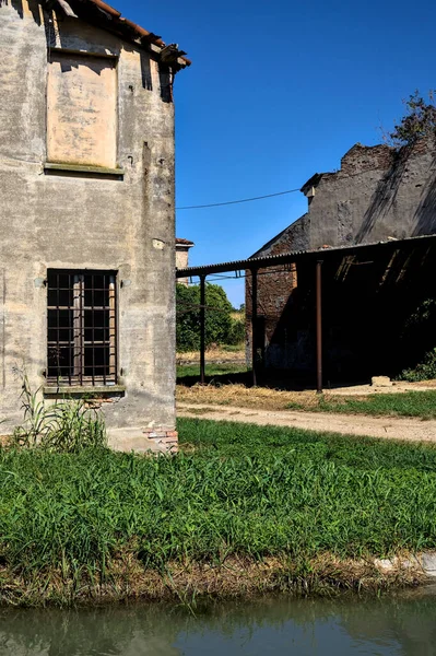 Elhagyott Kastély Egy Pajtával Körülvéve Kukoricafölddel Olasz Vidéken Nyáron — Stock Fotó
