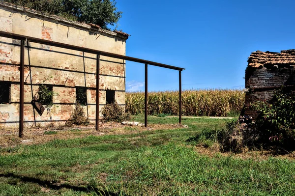 Mansão Abandonada Com Celeiro Cercado Por Campos Milho Campo Italiano — Fotografia de Stock