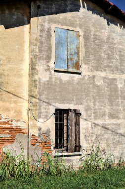 Terk edilmiş bir kır evinin pencereleriyle yüz yüze