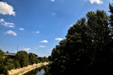 Açık bir günde İtalya kırsalında ağaçlarla çevrili saptırma kanalı