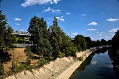 Açık bir günde İtalya kırsalında ağaçlarla çevrili saptırma kanalı