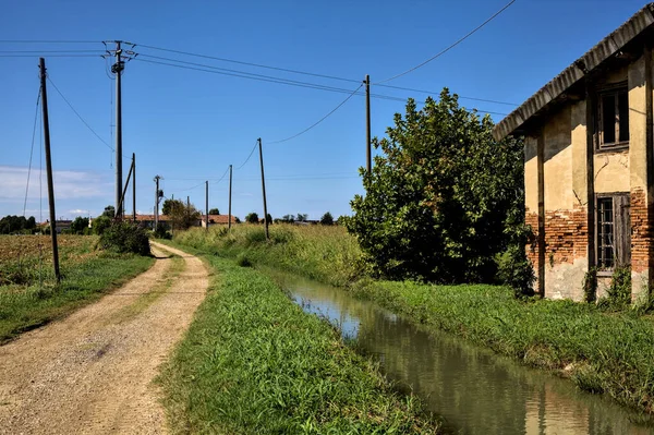 Casa Campo Abandonada Lado Uma Estrada Terra Fluxo Água Dia — Fotografia de Stock