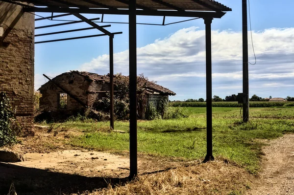 Verlassene Villa Mit Scheune Umgeben Von Maisfeldern Der Italienischen Landschaft — Stockfoto