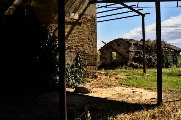 Mansão Abandonada Com Celeiro Cercado Por Campos Milho Campo Italiano — Fotografia de Stock