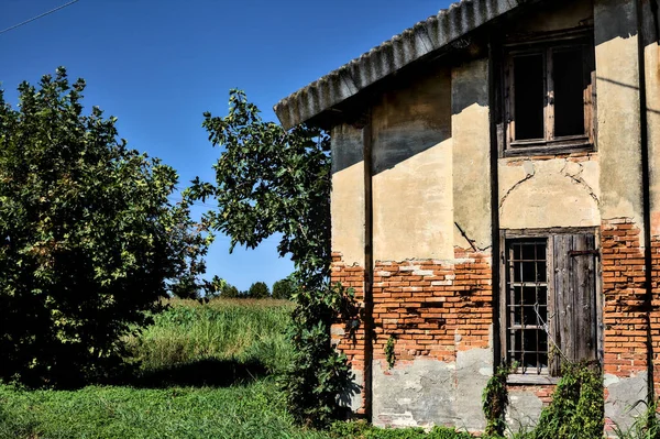 Fachada Com Janelas Uma Casa Campo Abandonada — Fotografia de Stock