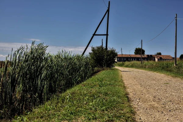 Schotterpiste Neben Feldern Und Einem Wasserlauf Der Italienischen Landschaft Einem — Stockfoto