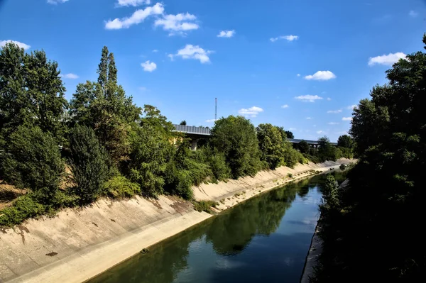 Εκτροπή Κανάλι Συνορεύει Δέντρα Στην Ιταλική Ύπαιθρο Μια Σαφή Ημέρα — Φωτογραφία Αρχείου