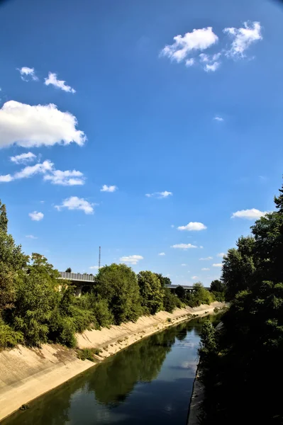 Canal Diversionário Limitado Por Árvores Campo Italiano Dia Claro — Fotografia de Stock