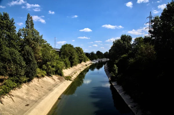 Elterelő Csatorna Által Határolt Fák Olasz Vidéken Egy Tiszta Napon — Stock Fotó