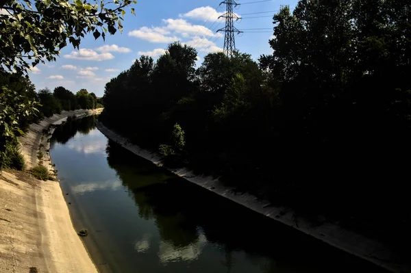 Canal Dévié Bordé Arbres Dans Campagne Italienne Par Temps Clair — Photo